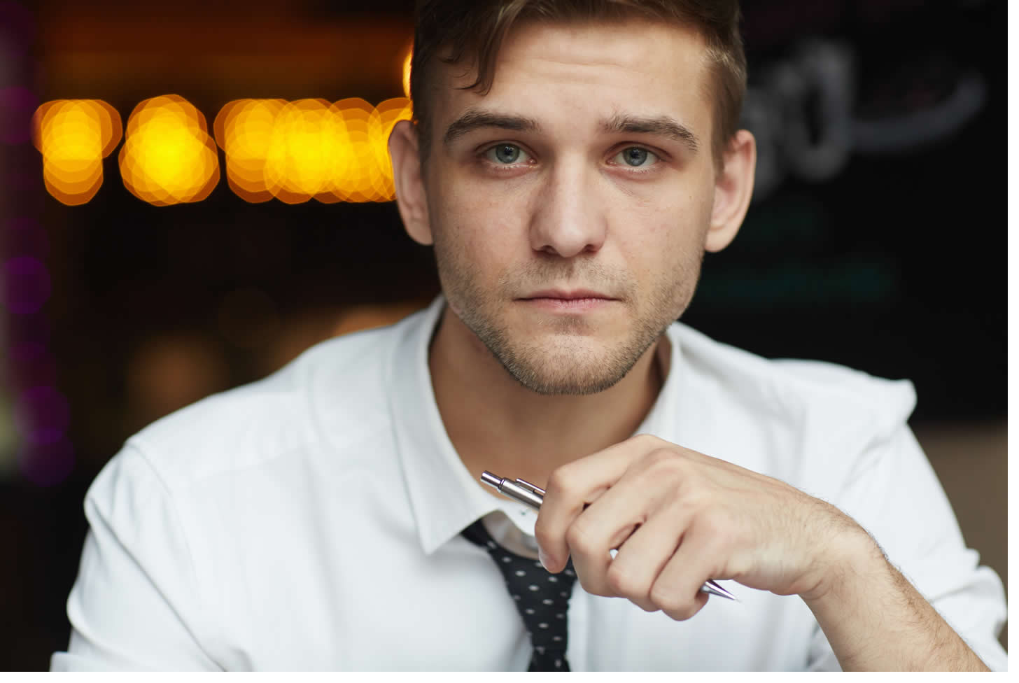 Dr. Kael Ribeiro – Psiquiatra na Barra da Tijuca RJ Especialidade: Transtornos de Ansiedade (TAG, Pânico, Fobias) e Manejo do Estresse em ambientes de alta performance. Abordagem: Dr. Kael compreende a pressão do cotidiano na Barra e atua como um arquiteto, ajudando seus pacientes a construir uma estrutura de calma e resiliência. Sua prática integra a farmacoterapia moderna com técnicas para gerenciamento da ansiedade, como a regulação do sono e estratégias de enfrentamento do estresse, permitindo que o indivíduo recupere o controle e a tranquilidade. Endereço: Avenida Afonso Arinos de Melo Franco, 222, Edifício Barra Prime, Sala 1502 – Barra da Tijuca, Rio de Janeiro – RJ Telefone: (21) 97777-2222 Dr. Gabriel Lima