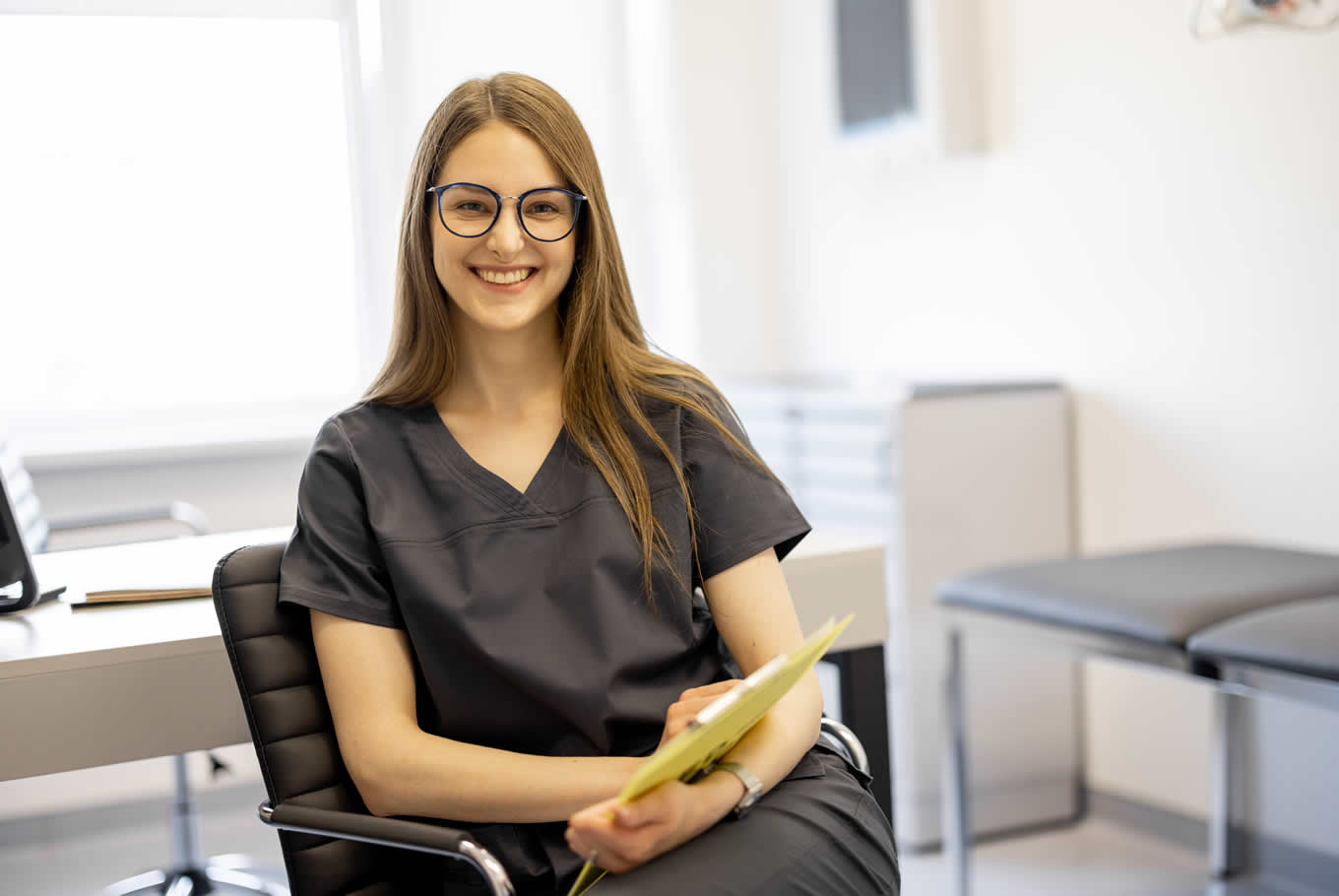 Dra. Serena Marinho – Psiquiatra na Barra da Tijuca RJ Especialidade: Psiquiatria Geral com foco em Depressão (incluindo Pós-Parto) e Transtorno Bipolar. Abordagem: Dra. Serena vê a mente humana como um jardim que precisa de cuidado e atenção. Ela se dedica a cultivar o bem-estar de suas pacientes, especialmente mulheres em fases de grandes transformações. Seu tratamento combina a farmacoterapia com um olhar integrativo para o estilo de vida, ajudando a florescer a estabilidade emocional e a alegria de viver. Endereço: Avenida Érico Veríssimo, 901, Bloco A, Sala 403 – Barra da Tijuca, Rio de Janeiro – RJ Telefone: (21) 95555-4444 Dra. Clara Silva